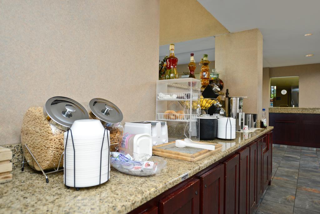 Americas Best Value Inn And Suites Overland Park Restaurant foto